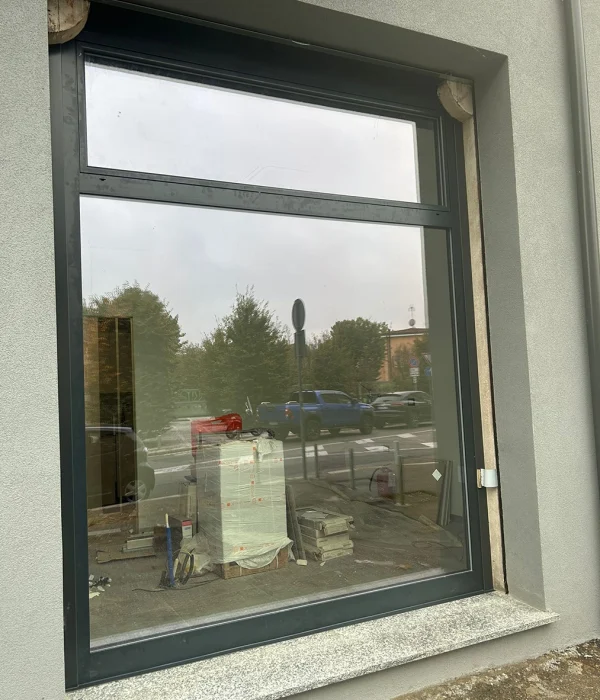 sostituzione vetrina studio milano